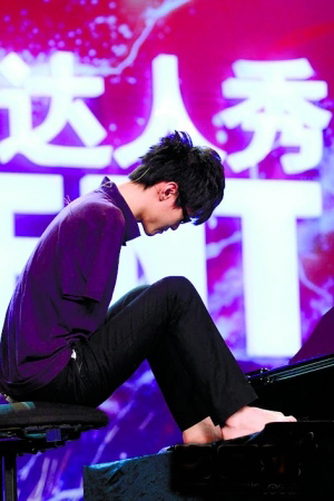Armless pianist Liu Wei who plays with his toes has won the first series of China's version of the internationally popular television talent show, 'China's Got Talent.'