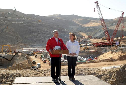 Chilean President Sebastian Pinera (red jacket) and his wife Cecilia Morel give a press conference before the start of the operation to rescue the 33 trapped miners at the San Jose mine in Copiapo Oct 12, 2010. [China Daily/Agencies]