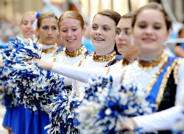 Dressed-up revellers parade along the 5th Avenue in Manhattan, New York City, Oct 11, 2010 to celebrate the annual Columbus Day. [Xinhua]