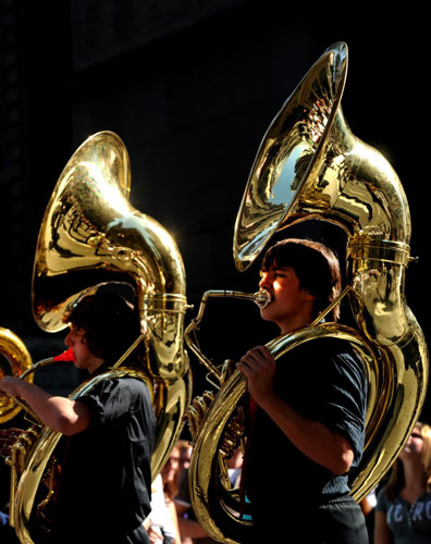 Music band parade along the 5th Avenue in Manhattan, New York City, Oct 11, 2010 to celebrate the annual Columbus Day. [Xinhua] 