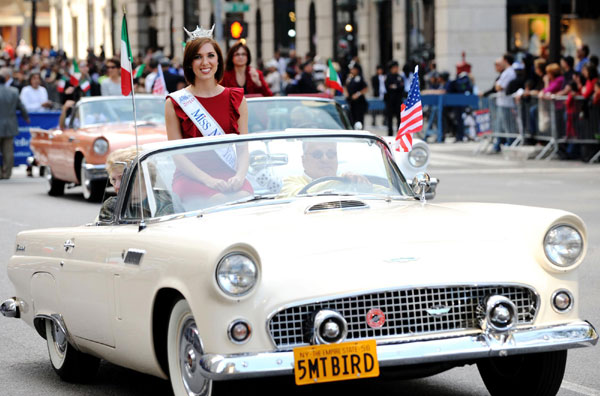 Parading cars run along the 5th Avenue in Manhattan, New York City, Oct 11, 2010 to celebrate the annual Columbus Day. [Xinhua]