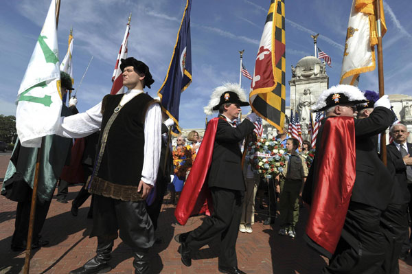 Jack Heretik (L) of the Knights of Columbus portrays 15th-century Italian explorer Christopher Columbus during a presentation of flags at a Columbus Day observance on Columbus Circle in front of Union Station in Washington, Oct 11, 2010. [China Daily/Agencies]