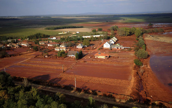 A view of the evacuated village of Kolontar, 150 km (93.2 miles) west of Budapest, Oct 12, 2010. Hungarian police secured all premises of aluminium firm MAL Zrt on Tuesday after a disastrous toxic sludge spill that prompted a government takeover, as crews raced to complete an emergency dam to prevent a second deluge. [China Daily/Agencies]