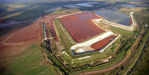 A view of the evacuated village of Kolontar, 150 km (93.2 miles) west of Budapest, Oct 12, 2010. Hungarian police secured all premises of aluminium firm MAL Zrt on Tuesday after a disastrous toxic sludge spill that prompted a government takeover, as crews raced to complete an emergency dam to prevent a second deluge. [China Daily/Agencies]