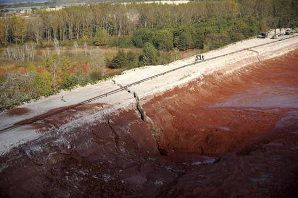 An aerial view shows a crack in the northern wall of the sludge reservoir near an alumina plant in Kolontar, 150 km (93 miles) west of Budapest, Oct 12, 2010. [China Daily/Agencies]