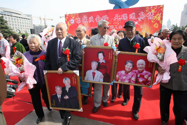 Couples take part in a celebration of their golden jubilee wedding anniversary ahead of the Double Ninth Festival in Jinan, East China&apos;s Shandong province, Oct 12, 2010. [Xinhua]