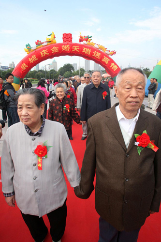 Couples take part in a celebration of their golden jubilee wedding anniversary ahead of the Double Ninth Festival in Jinan, East China&apos;s Shandong province, Oct 12, 2010. [Xinhua]