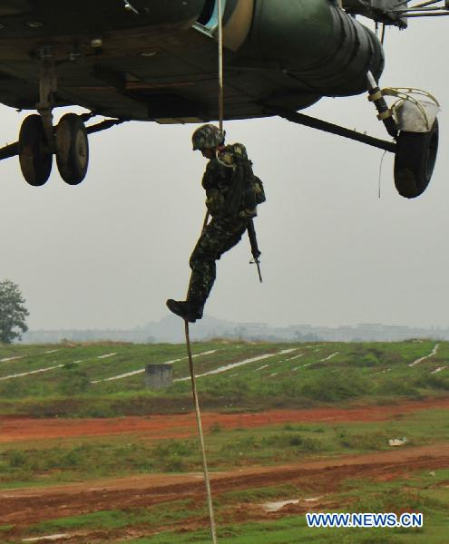 A Thai soldier practises airlanding in Guilin, southwest China&apos;s Guangxi Zhuang Autonomous Region, on Oct. 12, 2010. The &apos;Strike-2010&apos; joint anti-terrorism drill held by Chinese and Thai special forces launched an airlanding practice Tuesday. [Huang Shuo/Xinhua]