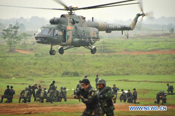 Soldiers practice airlanding in Guilin, southwest China&apos;s Guangxi Zhuang Autonomous Region, on Oct. 12, 2010. The &apos;Strike-2010&apos; joint anti-terrorism drill held by Chinese and Thai special forces launched an airlanding practice Tuesday. [Huang Shuo/Xinhua]