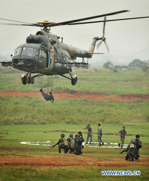  Soldiers practice airlanding in Guilin, southwest China&apos;s Guangxi Zhuang Autonomous Region, on Oct. 12, 2010. The &apos;Strike-2010&apos; joint anti-terrorism drill held by Chinese and Thai special forces launched an airlanding practice Tuesday.[Huang Shuo/Xinhua]