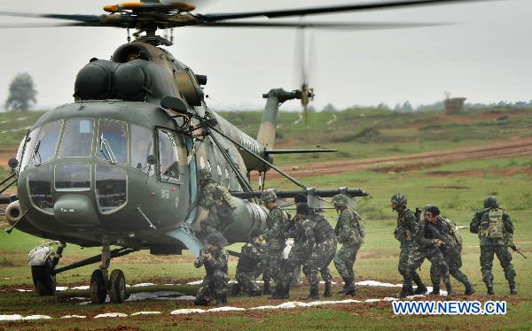 Soldiers prepare for airlanding in Guilin, southwest China&apos;s Guangxi Zhuang Autonomous Region, on Oct. 12, 2010. The &apos;Strike-2010&apos; joint anti-terrorism drill held by Chinese and Thai special forces launched an airlanding practice Tuesday. [Huang Shuo/Xinhua]