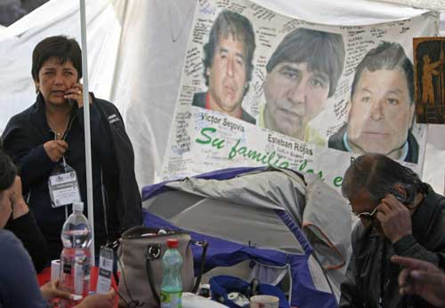 Relatives of trapped miners spend time together before the start of the rescue operation in Copiapo Oct 12, 2010. [China Daily/Agencies]