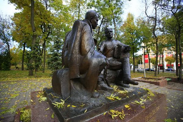 Photo taken on Oct. 11, 2010 shows the sculptures in Smolensk, Russia. Smolensk is an ancient city which was established in the year of 863 A.D.. It was one of the main battlefields during the Second World War. [Xinhua/Lu Jinbo]