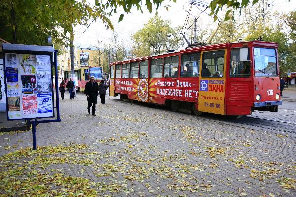 Pedestrians walk past an electric bus in Smolensk, Russia, Oct. 11, 2010. Smolensk is an ancient city which was established in the year of 863 A.D.. It was one of the main battlefields during the Second World War. [Xinhua/Lu Jinbo]