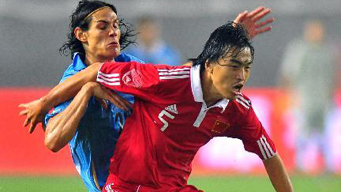 Feng Xiaoting (R) of China competes during the friendly match against Uruguay in Wuhan, central China's Hubei Province, Oct. 12, 2010. China lost 0-4.