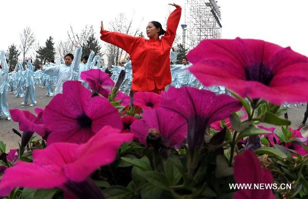 People perform traditional Chinese martial arts at Shicheng Square of Cangzhou City, north China's Hebei Province, Oct. 10, 2010. The eighth Cangzhou International Martial Arts Festival was opened on Oct.9, 2010.