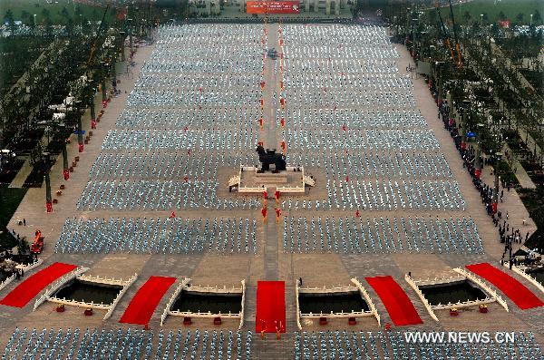 People perform traditional Chinese martial arts at Shicheng Square of Cangzhou City, north China's Hebei Province, Oct. 10, 2010. The eighth Cangzhou International Martial Arts Festival was opened on Oct.9, 2010.