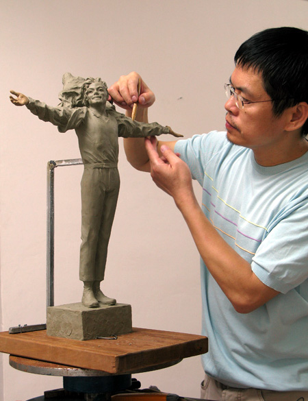 Famous sculptor Lu Zhenkang and his draft of first bronze statue of Michael Jackson in China