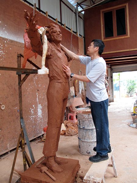 Famous sculptor Lu Zhenkang and his draft of first bronze statue of Michael Jackson in China