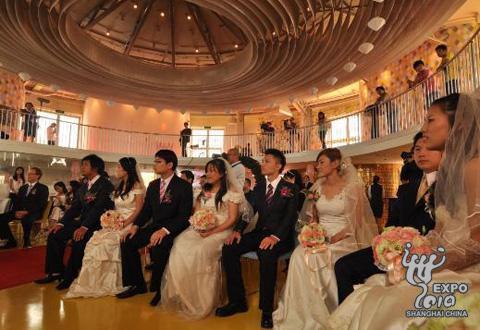 Ten couples who postpone their marriage until the 2010 World Expo tie the knot at the Dutch Pavilion. 