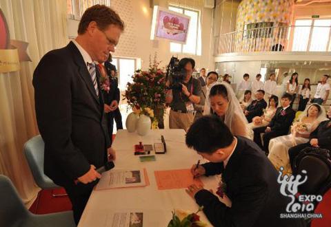  Couples sign on the marriage certificates. 