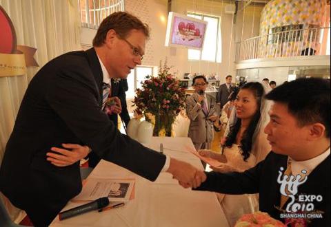 Eric Verwaal, Consul General of the Netherlands in Shanghai, delivers his best wishes to the new couples.