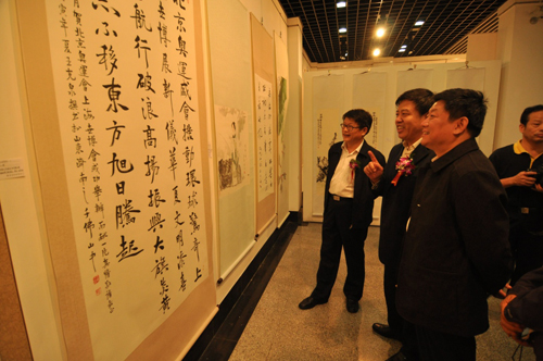 An Expo-related exhibition featuring calligraphy and paintings by artists from Shandong Province begins this morning at the Zhu Qizhan Art Museum in Shanghai's Hongkou District.