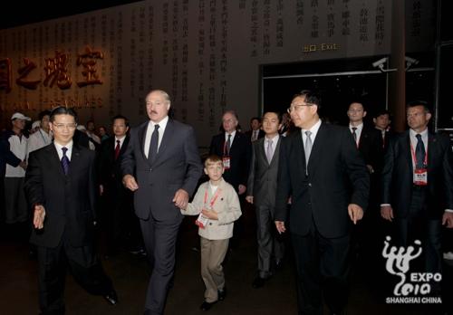 Officials visit the China Pavilion.