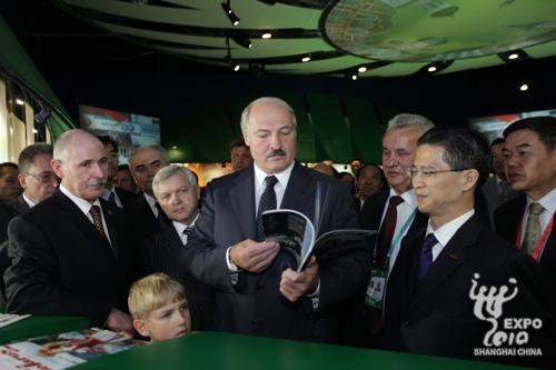 Officials visit the Belarus Pavilion.