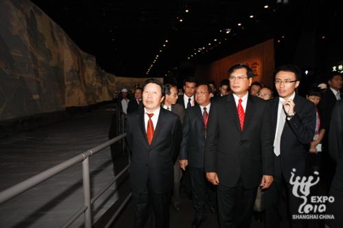 Officials visit the China Pavilion.