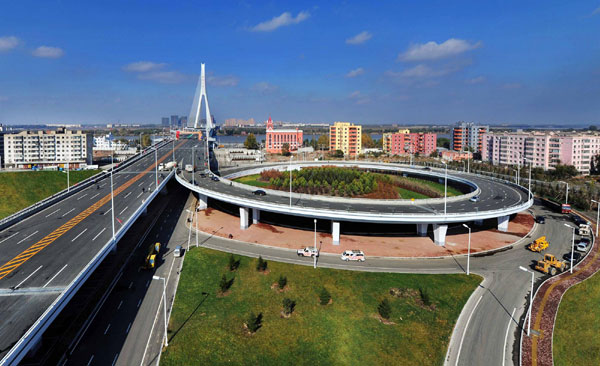 An aerial view shows the newly built Songpu Bridge in Harbin, capital of Northeast China&apos;s Heilongjiang province, Oct 12, 2010. [Xinhua]