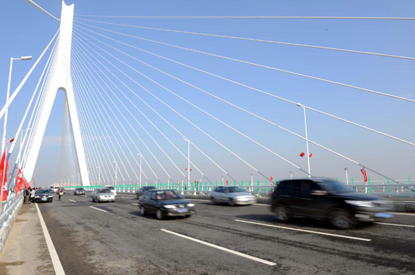  Cars drive on the Songpu Bridge in Harbin, capital of Northeast China&apos;s Heilongjiang province, Oct 13, 2010. [Xinhua]