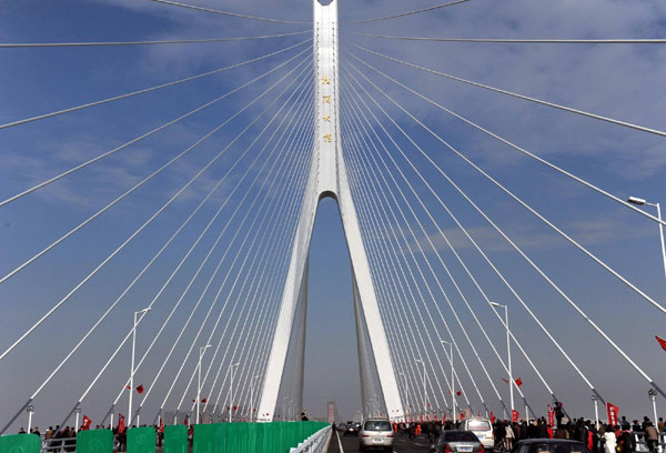 The Songpu Bridge opens to traffic on Wednesday. [Xinhua]