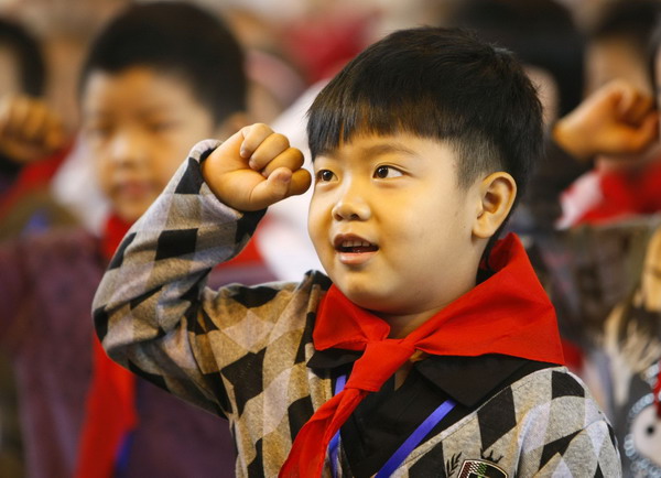 New league members take an oath to the flag in a ceremony celebrating the 61st anniversary of the league’s founding in Zhuji, Zhejiang province, Oct 12, 2010. [Xinhua]