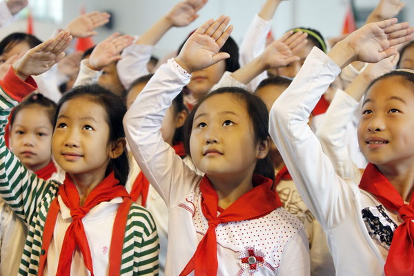 New league members salute the flag in the 61st anniversary celebration ceremony in Zhuji, Zhejiang province, Oct 12, 2010. [Xinhua]