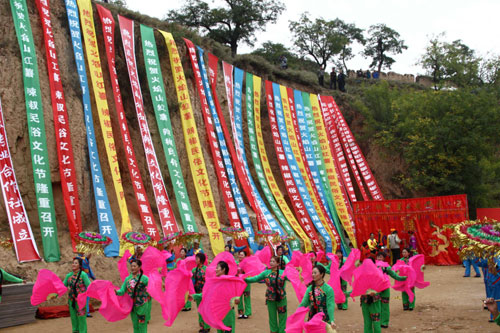 People celebrate the chili pepper festival in Huoyanshan village of Yan&apos;an, Shaanxi province, Oct 13, 2010. [Xinhua] 