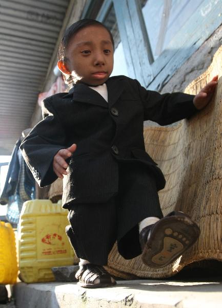 Khagendra Thapa walks in the yard of his home in Pokhara West Nepal October 13, 2010. [Xinhua/AFP]