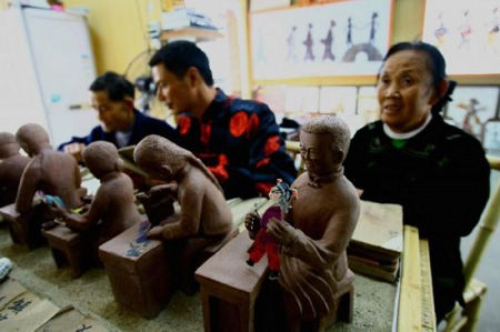 Photo taken on Oct. 12, 2010 shows the statues (front) demonstrating the procedure of making shadow play pappets in He Zehua's museum in Shuidong Town, Xuanchen City of east China's Anhui Province, Oct. 12, 2010. Photo: Xinhua