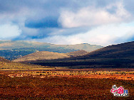 Photo shows the fascinating scenery of Saihanba National Forest Park in Chengde, north China's Hebei Province. The park used to be part of the 'royal hunting ground' in Qing Dynasty. People can find the vast sea of cloud, the immense meadow, the limpid plateau lake and the historical relics of Qing dynasty in this 410,000 mu (about 273 square kilometers) forest park. [Photo by Jia Yunlong]