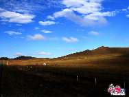 Photo shows the fascinating scenery of Saihanba National Forest Park in Chengde, north China's Hebei Province. The park used to be part of the 'royal hunting ground' in Qing Dynasty. People can find the vast sea of cloud, the immense meadow, the limpid plateau lake and the historical relics of Qing dynasty in this 410,000 mu (about 273 square kilometers) forest park. [Photo by Jia Yunlong]