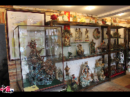 Ceramic handicrafts are on sale in a shop in Foshan, south China's Guangdong Province. [Jessica Zhang/China.org.cn]