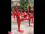 Statues of legendary Kung Fu movie star Bruce Lee are showcased in the 1506 Creative City, in Foshan, south China's Guangdong Province. [Jessica Zhang/China.org.cn]