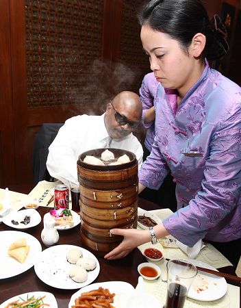 Visitors enjoy delicious local foods in Shanghai Expo. 