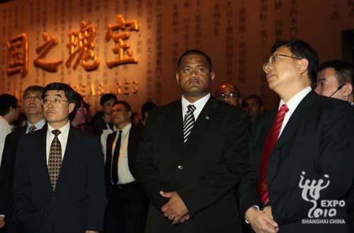 Officials visit the China Pavilion.