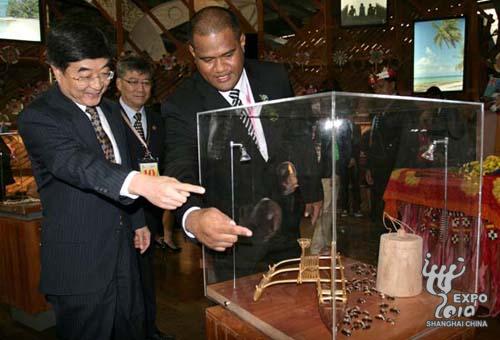 Officials visit the Tuvalu Pavilion.