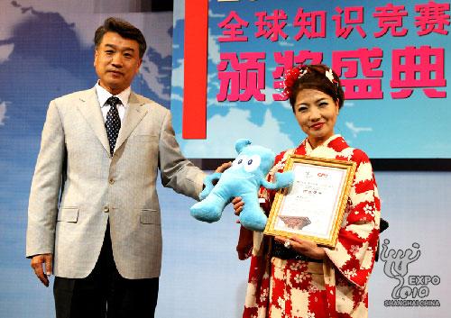 Ma Bohui, Deputy Chief Executive of China Radio International, presents the award to a winner of the Expo-related quiz.