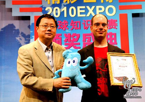 Zhu Yonglei, deputy director general of the Bureau of Shanghai World Expo Coordination, presents the award to a winner of the Expo-related quiz.