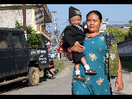 Khagendra Thapa's mother holds him in her arm. They're on the way to a local hospital in Pokhara West Nepal October 13, 2010. [Xinhua] 