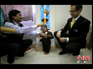 Khagendra Thapa reacts while his height is measured by Dr. Hom Neupane. [Chinanews.com]