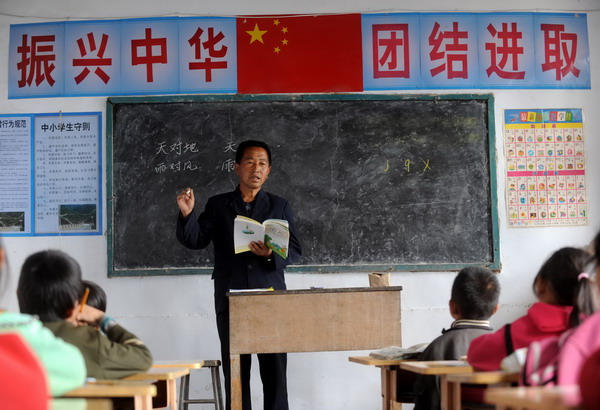 Yuan Zichao teaches Chinese at Xichan School in Changzhi, Shanxi province, Oct 13, 2010. [Xinhua]